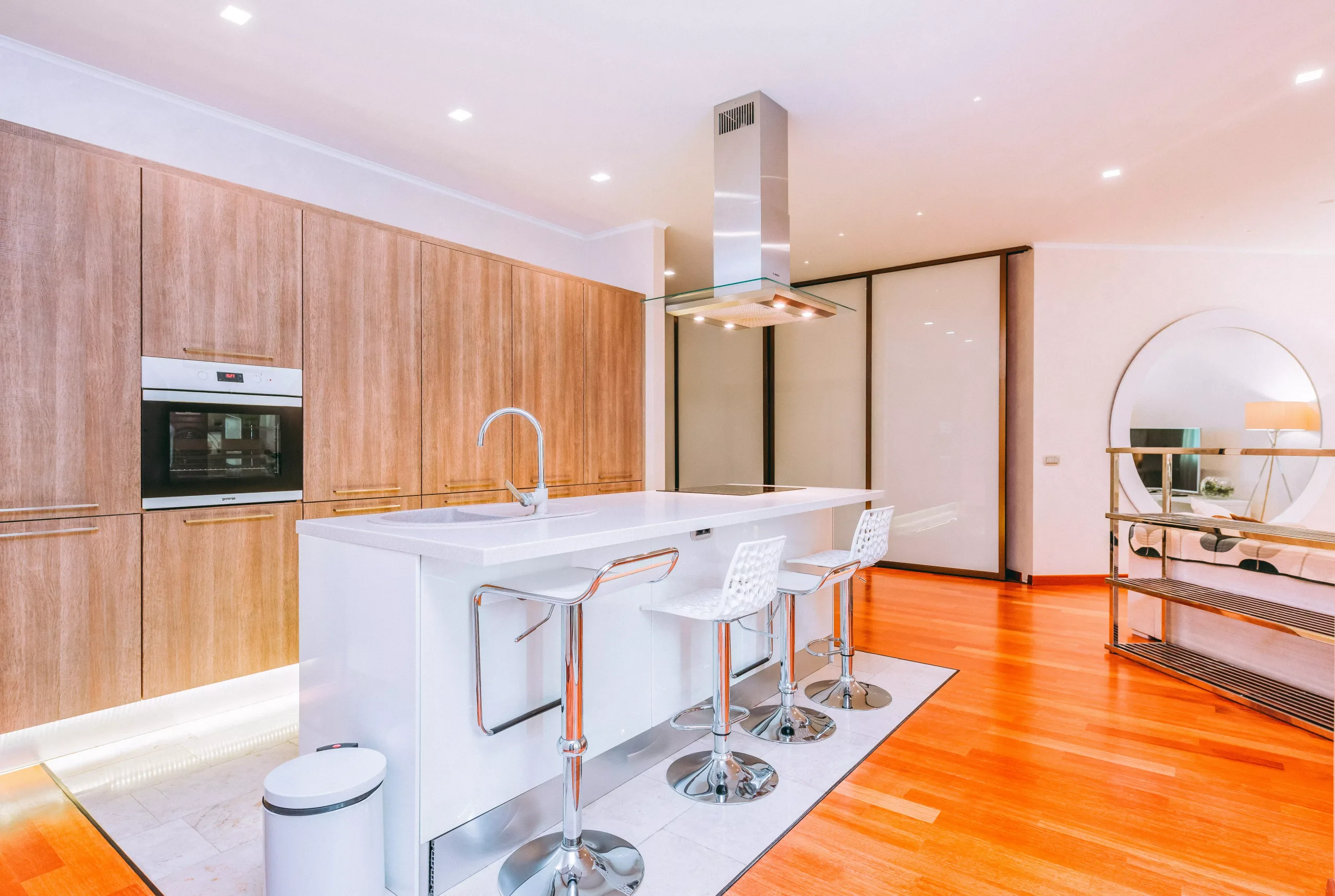 Diseño de cocina en blanco y madera Reformas de cocinas blanca y madera