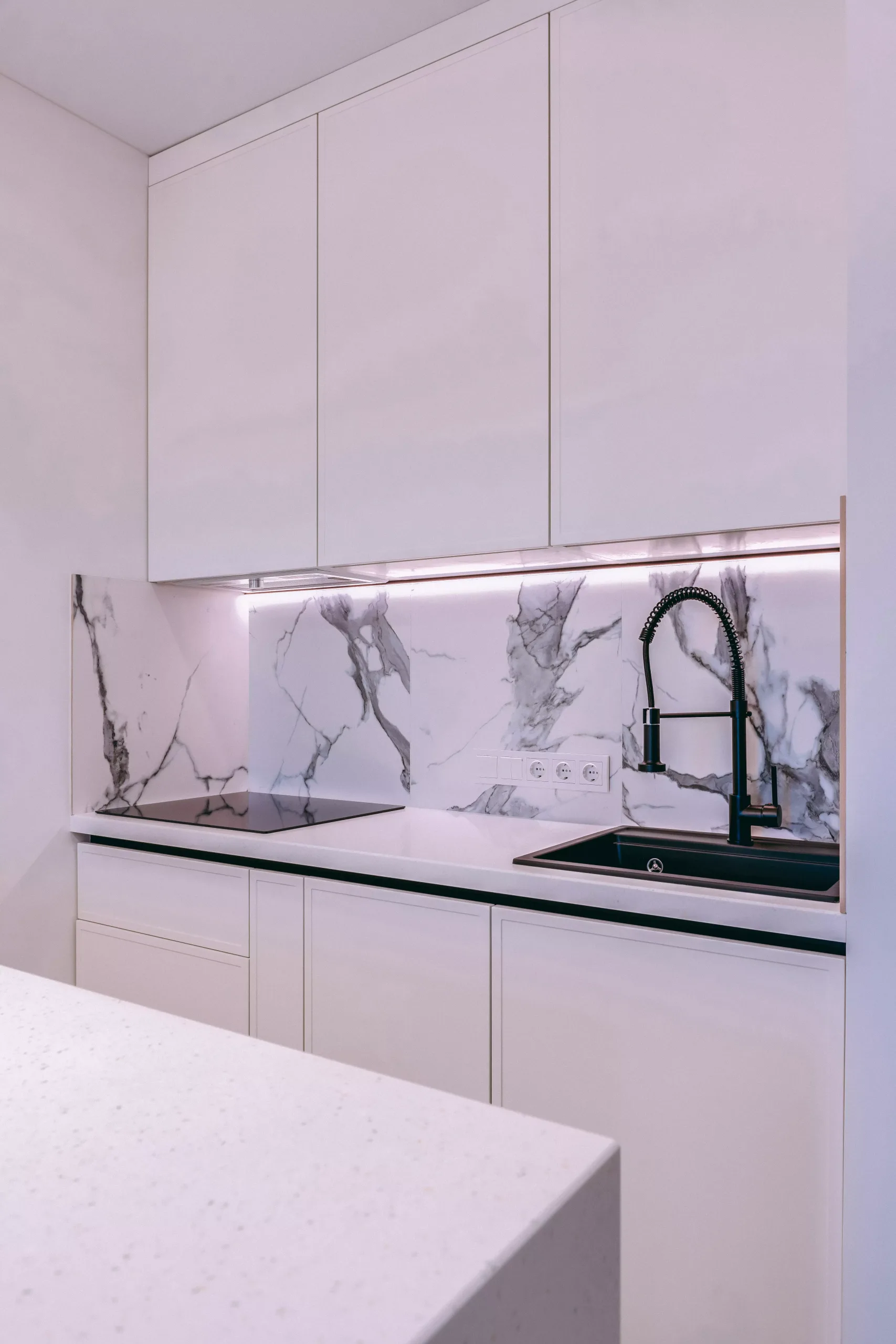 diseño de cocina moderno en blanco