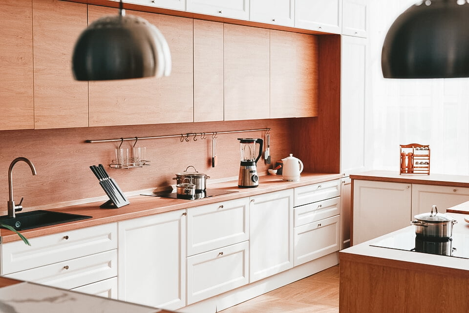 cocina en tonos blancos y madera