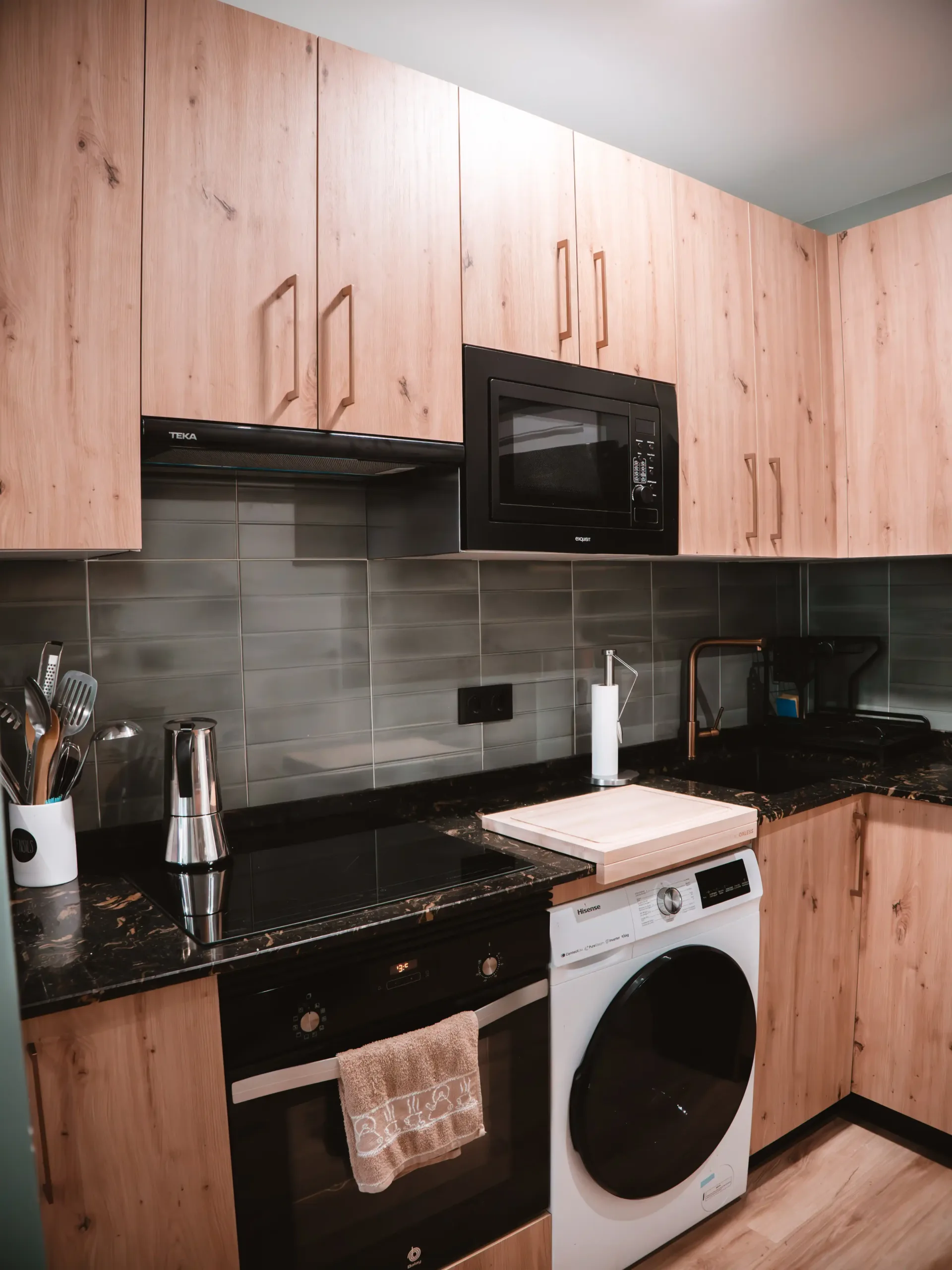 Cocina moderna en acabado madera con encimera de piedra natural