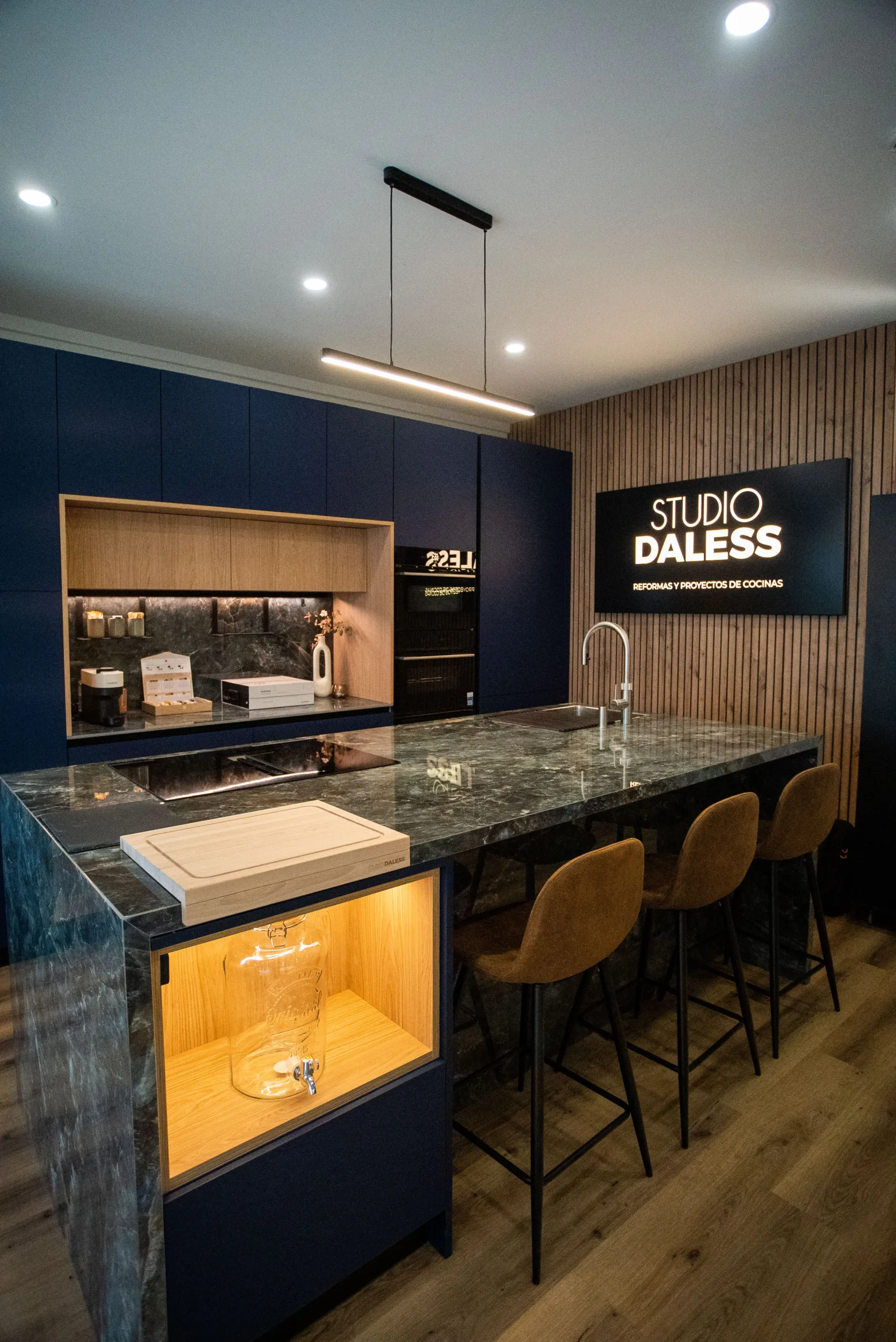 Cocina azul moderna en showroom de Studio DAless