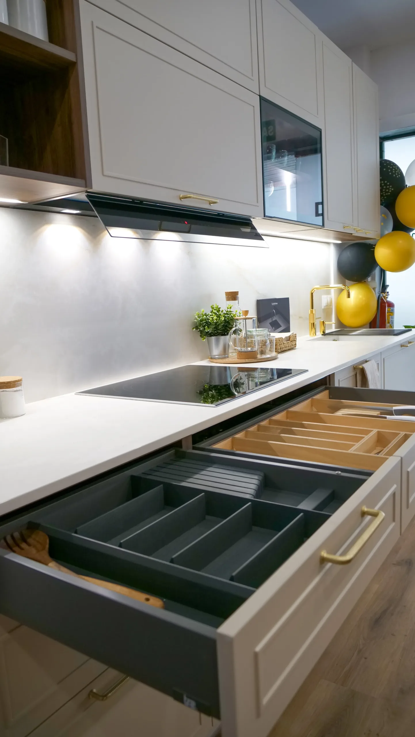 Detalle de cubertero organizado en cajón de cocina