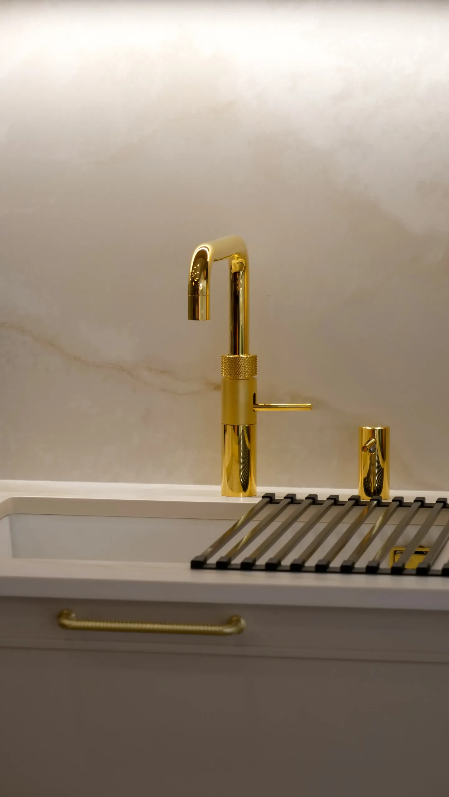 Grifo Quooker instalado en cocina moderna