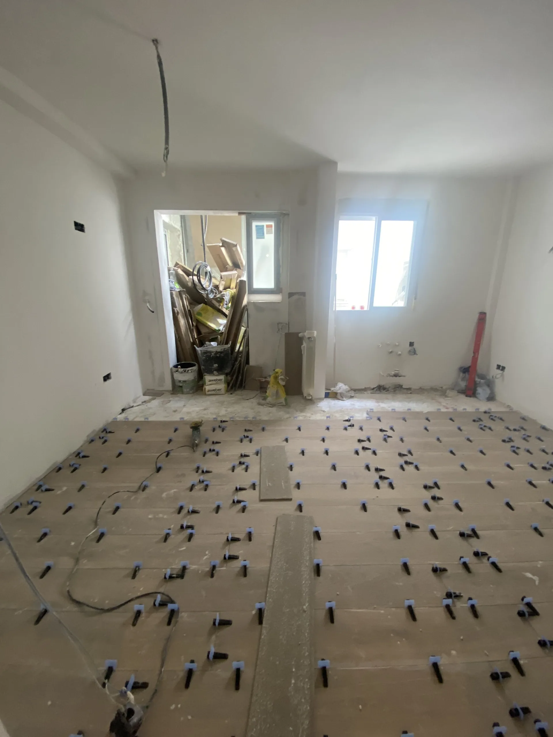 instalacion de suelo porcelanico de reforma de cocina