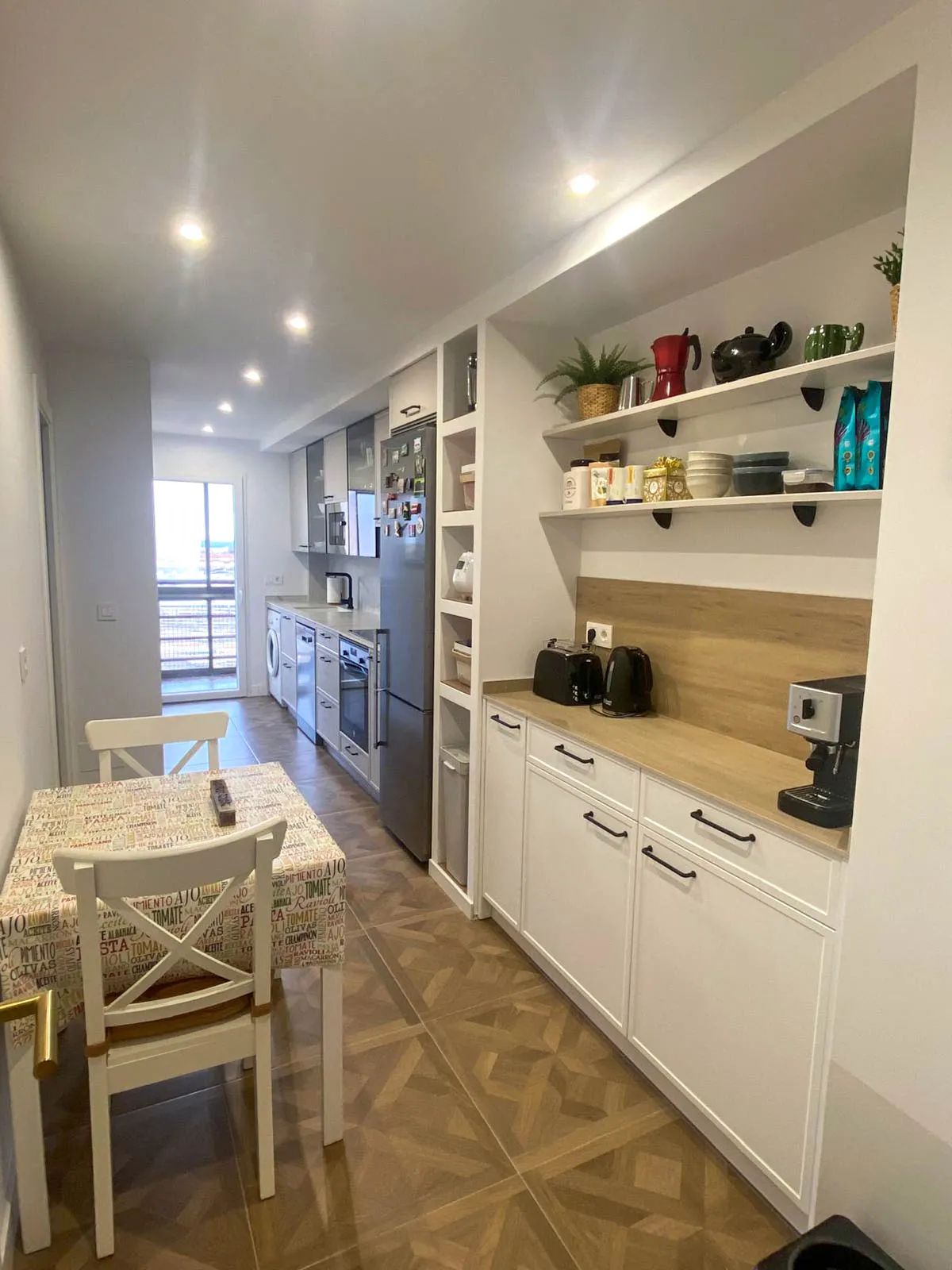 Reforma de cocina en Las Rozas terminada – vista general Reforma de cocina en Las Rozas con diseño lineal y encimera Ascale