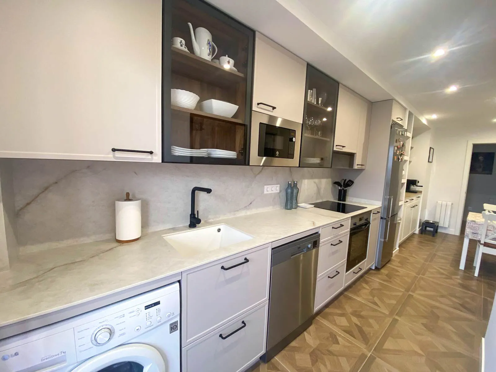 Puertas PVC con dibujo en cocina reformada en Las Rozas