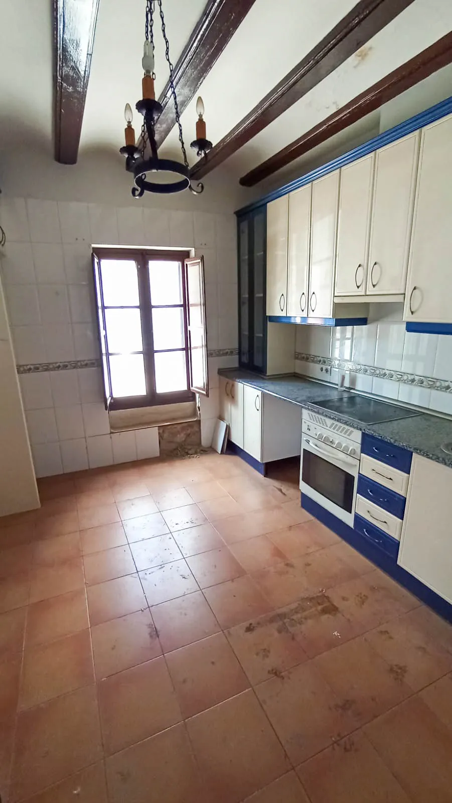 Cocina antigua abierta al salón en Brunete Madrid antes de reforma