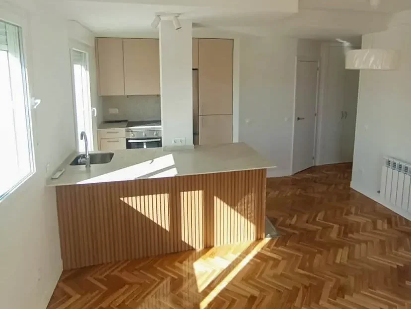 Reforma de cocina abierta con Neolith Taj Mahal en Madrid