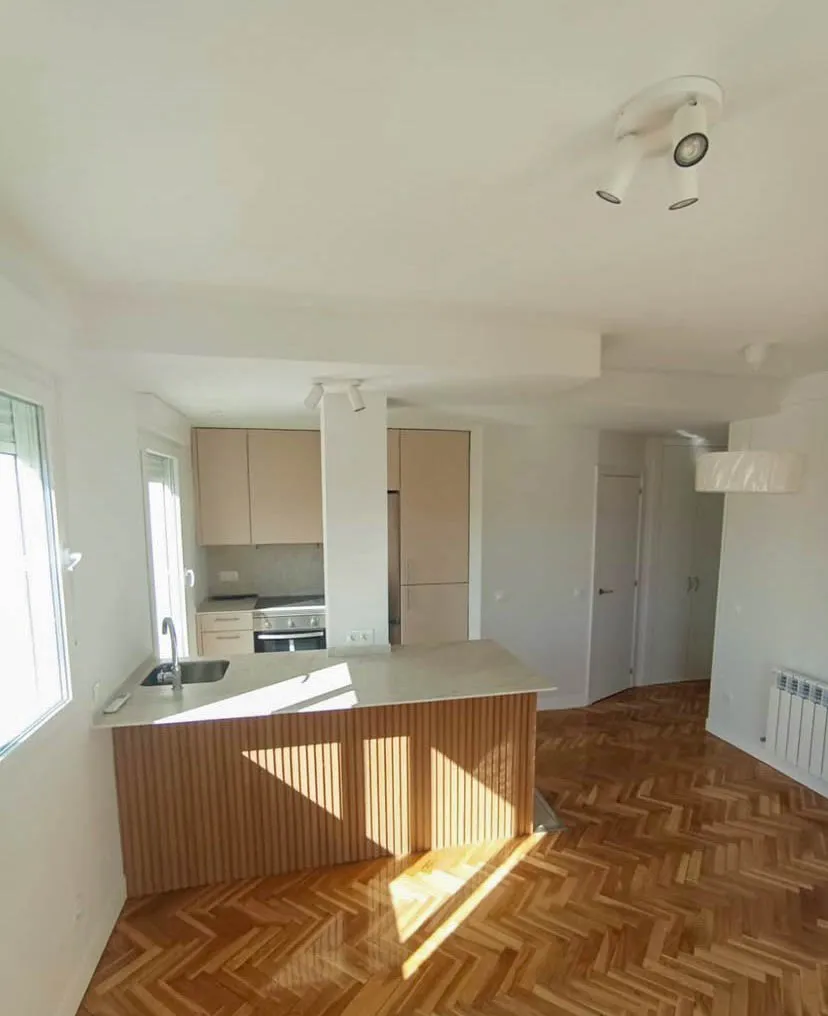 Cocina abierta con península en Tetuán Madrid Reforma de cocina abierta con Neolith Taj Mahal en Madrid