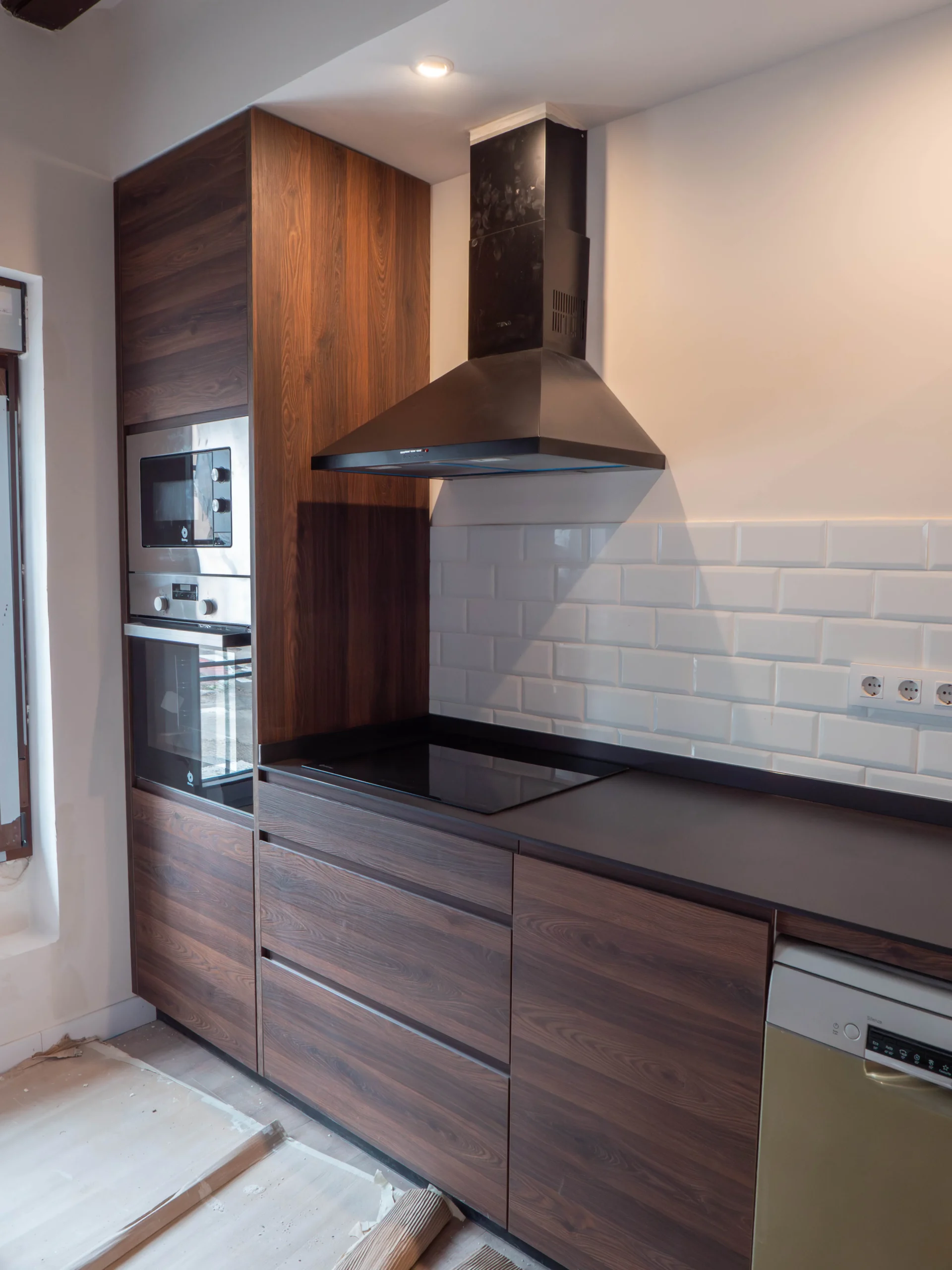 Cocina abierta al salón reformada en Brunete con vigas vistas