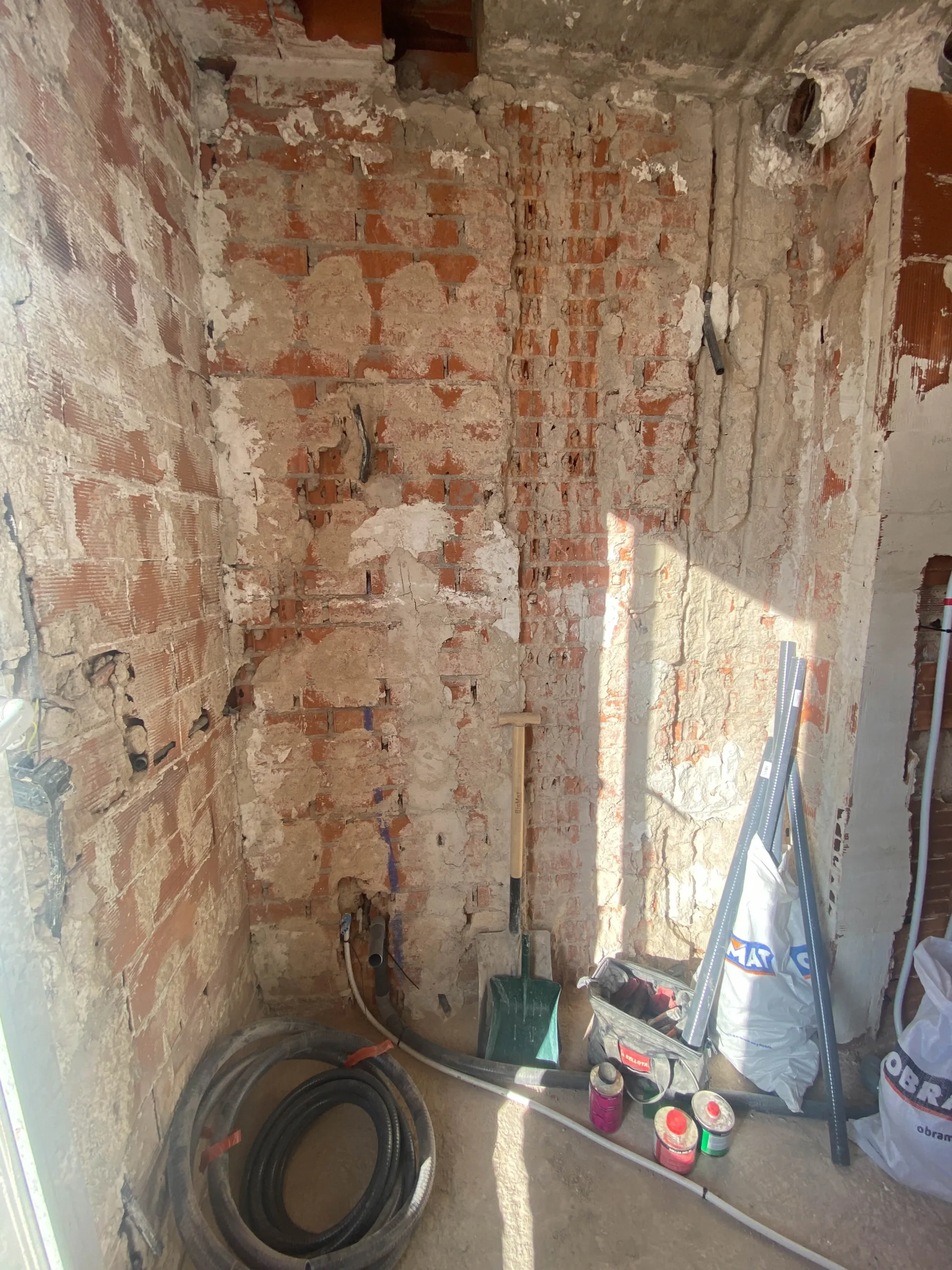 Cocina cerrada antes de reforma en piso antiguo en Madrid Cocina cerrada en piso antiguo en Tetuán antes de reforma