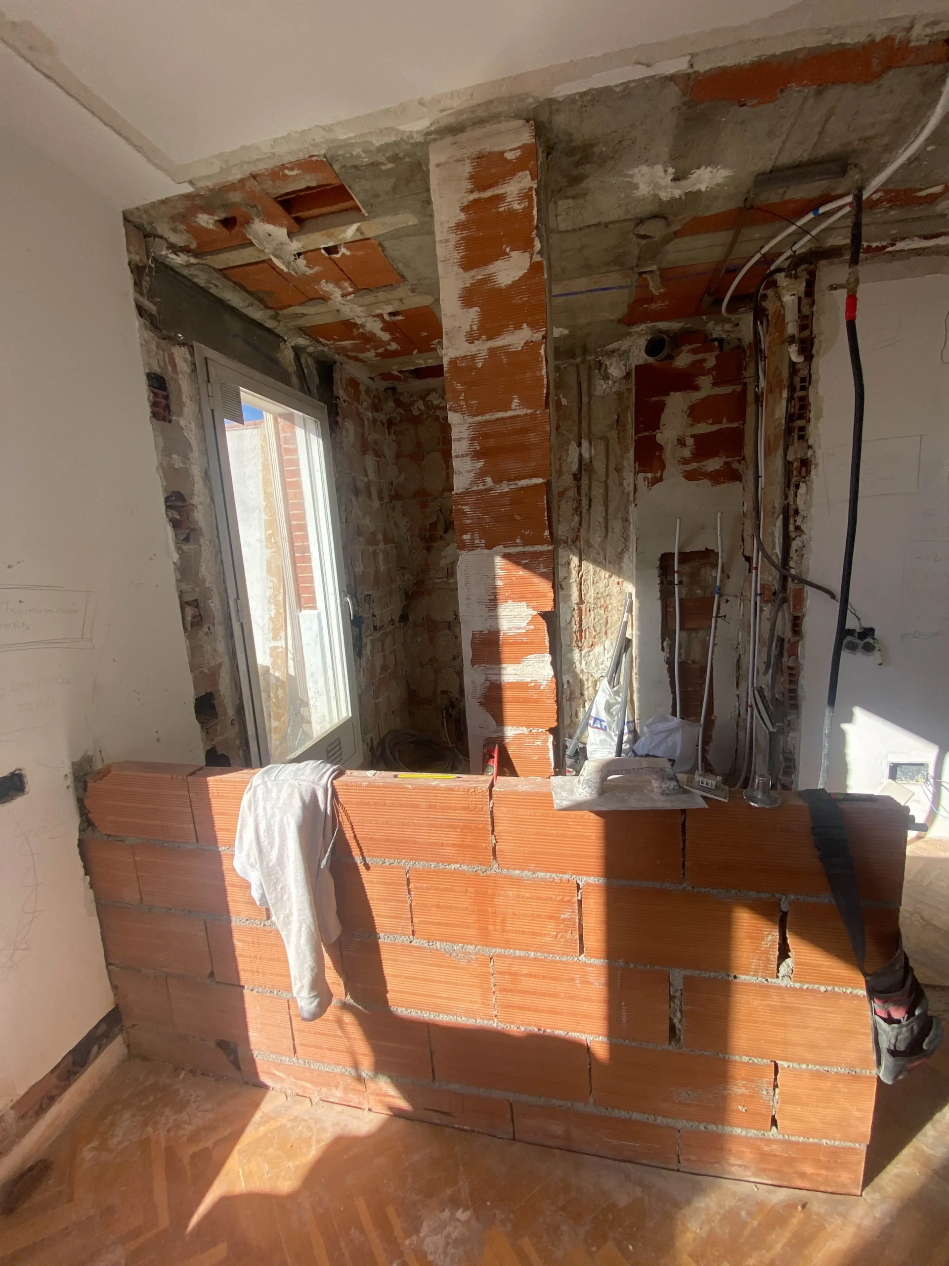 Demolición de tabique en reforma de cocina en Madrid Apertura de cocina al salón en reforma en Tetuán Madrid