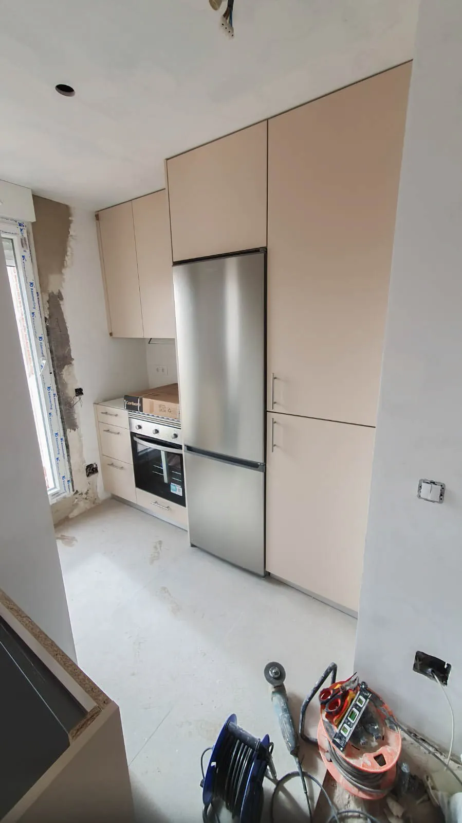 Instalacion de cocina en piso antiguo en Tetuan Madrid Instalación de muebles laminados color Sahara en cocina reformada