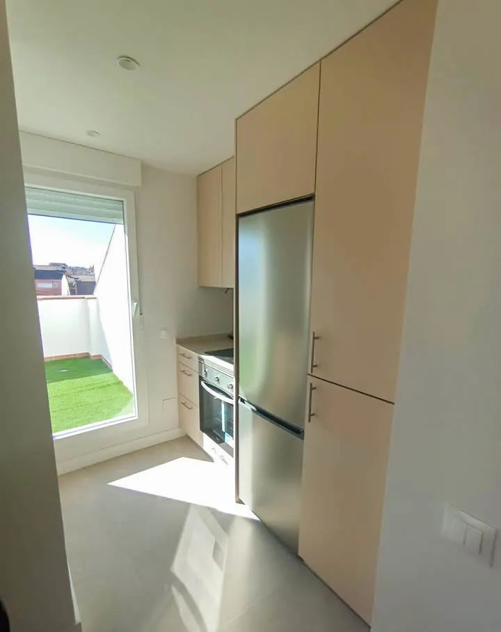 Montaje de cocina laminada color Sahara en Madrid