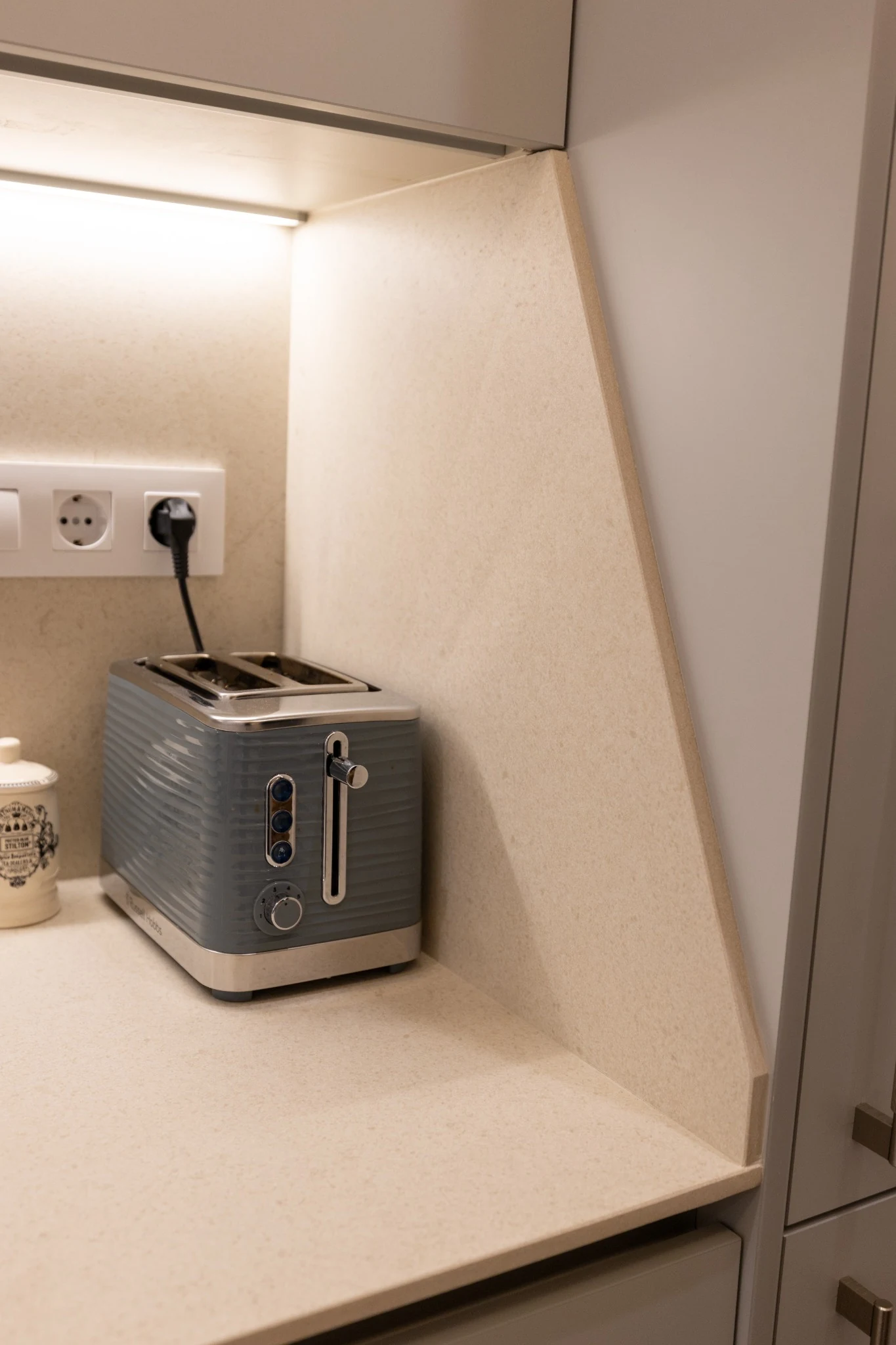 Detalle de la encimera en una cocina abierta integrada con el salón