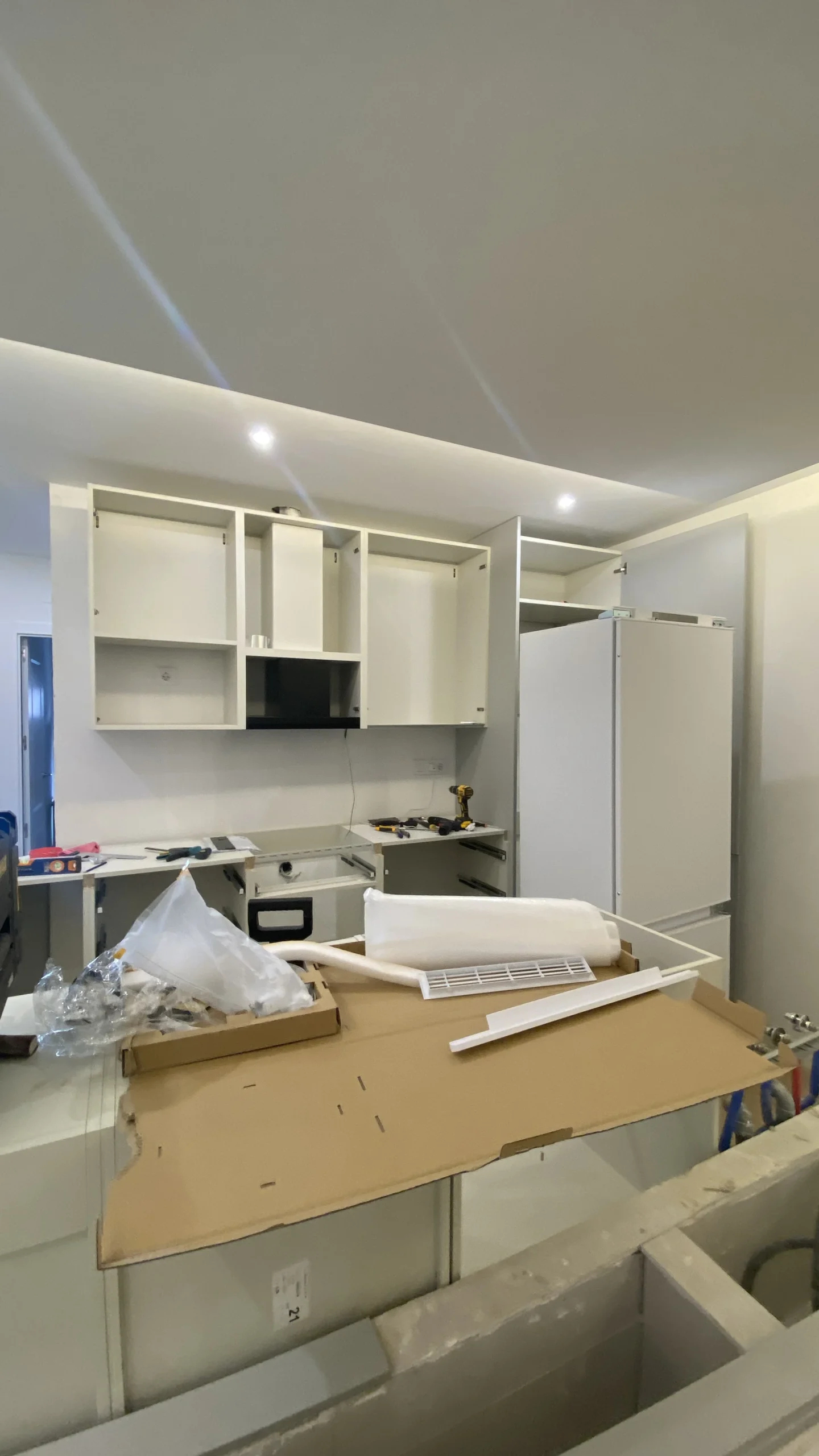 Proceso de instalación del mobiliario de una cocina con península
